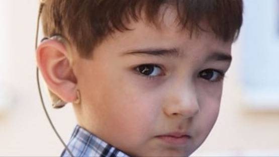 Родители из Владикавказа боролись с отсутствием слуха у своего ребенка, а в итоге помогли десяткам других детей