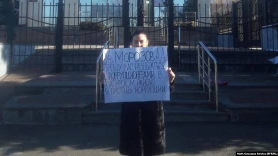 Жительница Алагира провела одиночный пикет против коррупции у здания прокуратуры