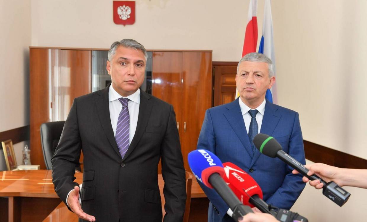 Александр Матовников (слева) и Вячеслав Битаров (фото: пресс-служба главы и правительства Северной Осетии)