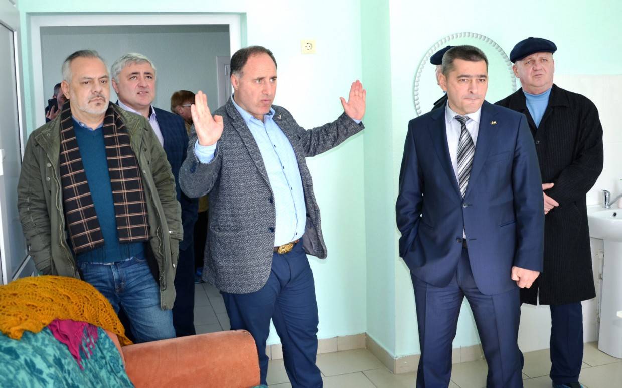 Эдуард Дауров (слева) с коллегами по ОП Северной Осетии (фото: opalania.ru)