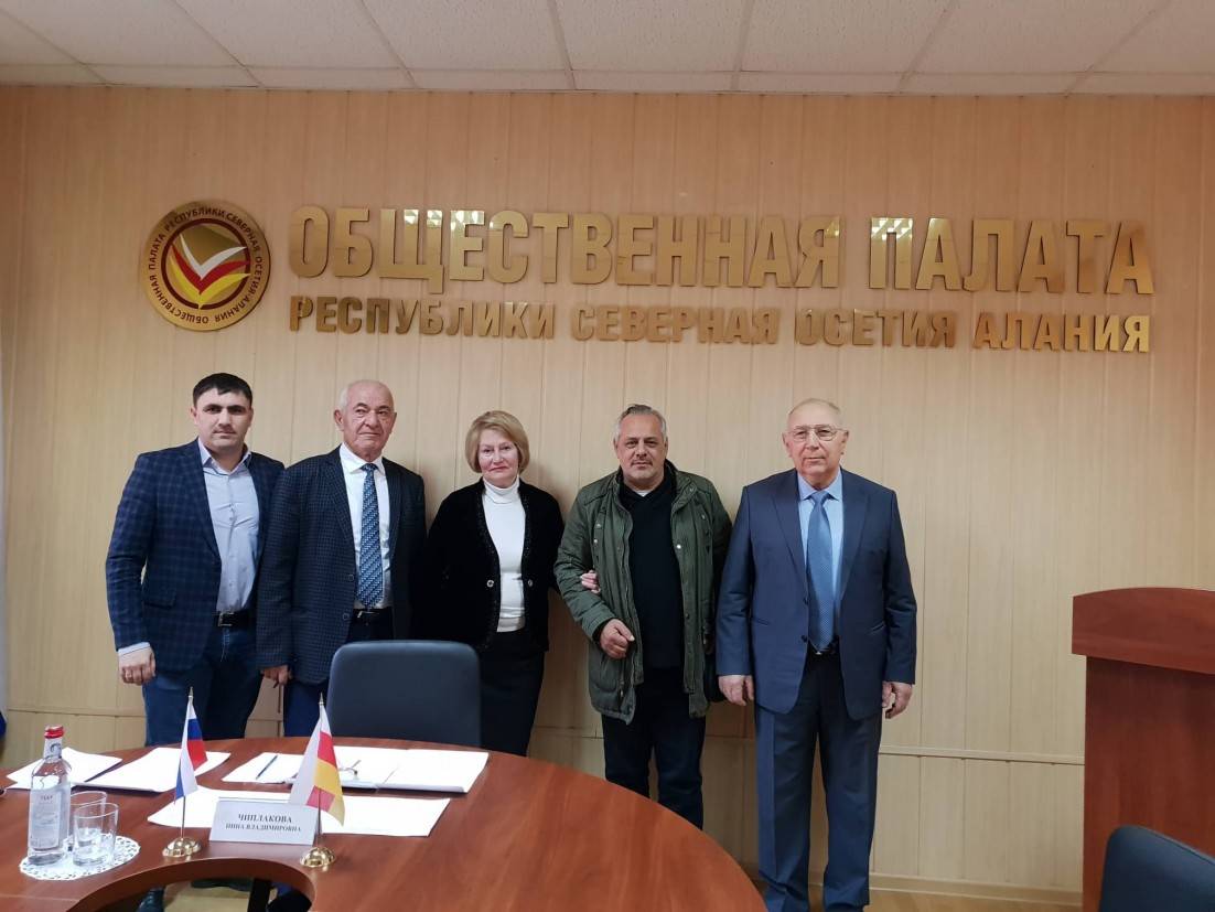 Эдуард Дауров (второй справа) с коллгеами по ОП Северной Осетии (фото: opalania.ru)