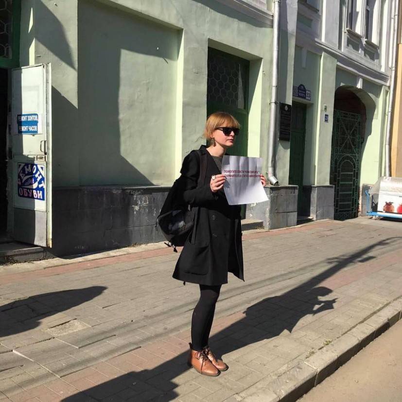 Журналист Анна Кабисова проводит пикет в поддержку Комсомольца