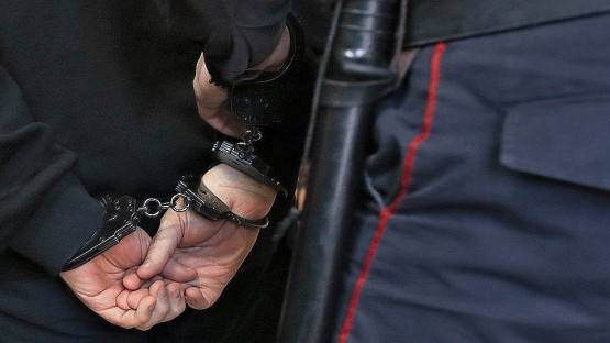 Во Владикавказе за вымогательство взятки задержаны двое полицейских