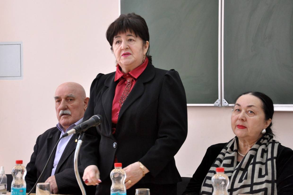 Ирина Макоева (в центре)