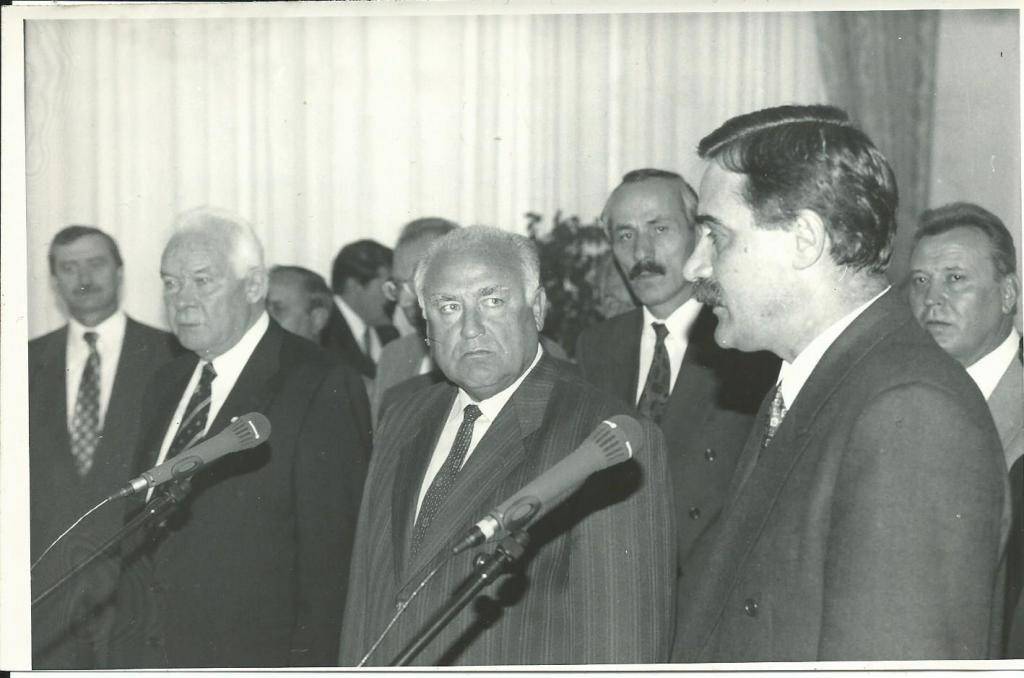 Слева направо - Ахсарбек Галазов, Виктор Черномырдин, Руслан Аушев