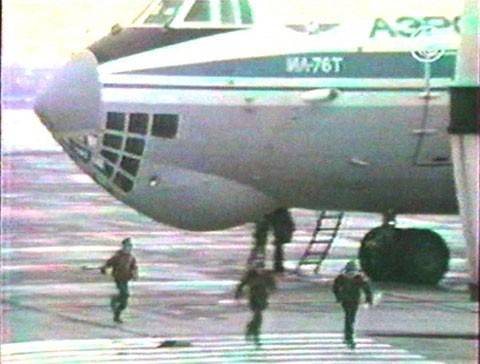 Первые дети из числа заложников бегут от «Ил-76» в аэропорту Минеральных Вод
