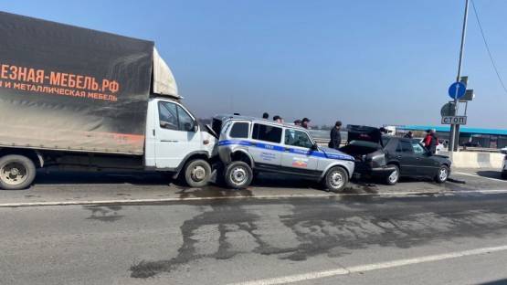 В Северной Осетии Газель столкнулась с полицейской машиной