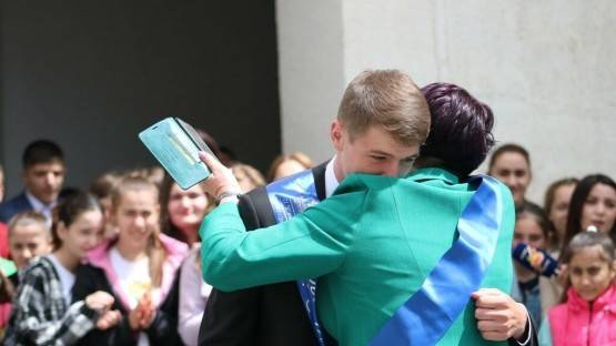 Поздравление сыну со слезами на глазах. Выпускника Цхинвальской школы мама поздравила из Украины