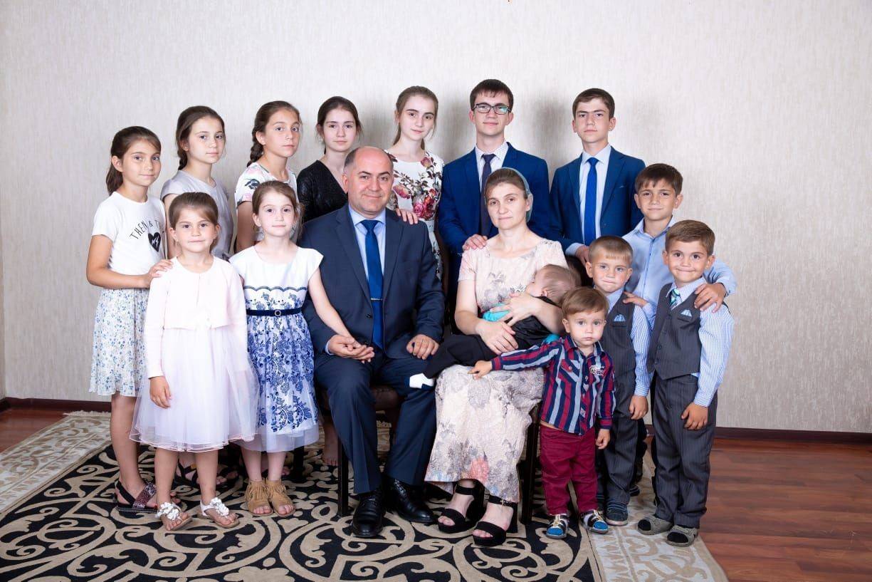 В многодетной семье Кадзаевых - 15 детей.