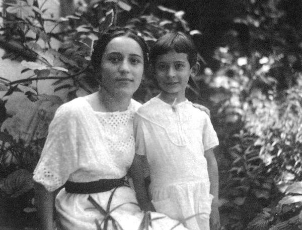 Аза и Мина в доме Семёновых, 1938 г. Фото: АиФ/ Фото из книги Азы Тахо-Годи «Жизнь и судьба: воспоминания»