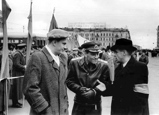 «Тогда бы у меня был живой свидетель в Берлине — В. Сталин (на фото — в центре), который мог бы отцу все рассказать»
Фото: МАММ / МДФ