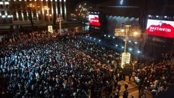 Вахтанговцы собрали на площади Свободы 6 000 новых друзей
