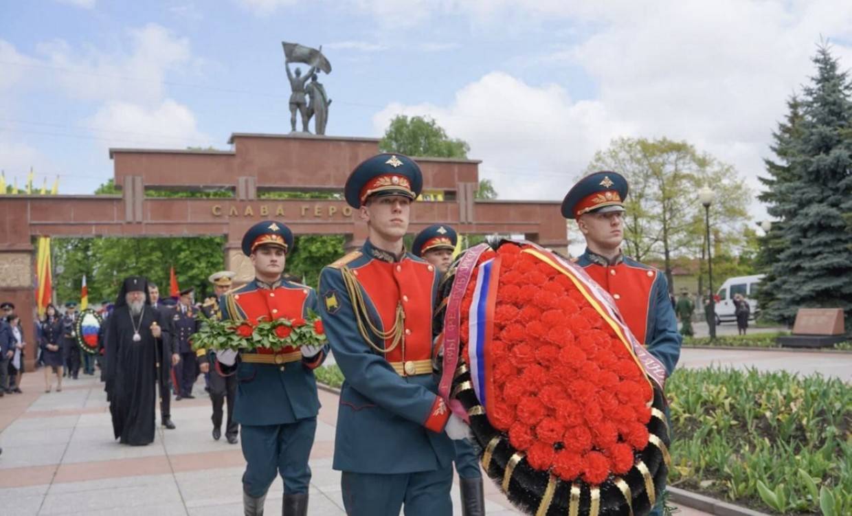 Во Владикавказе состоялось традиционное возложение цветов к монументам и  памятникам героев ВОВ // ОСнова