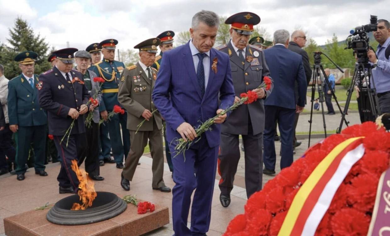 Во Владикавказе состоялось традиционное возложение цветов к монументам и  памятникам героев ВОВ // ОСнова