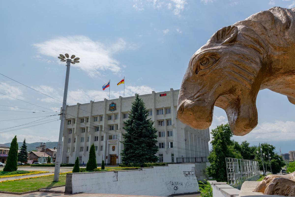 В бюстах Космодемьянской и Островского не нашли художественной ценности //  ОСнова