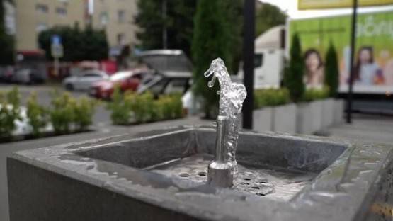 Во Владикавказе рядом с ТЦ "Глобус" реконструировали пешеходную часть улицы и установили питьевой фонтан