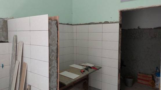 Строители из Осетии приступили к ремонту полуразрушенной школы в Черниговском районе