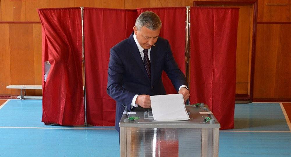 Вячеслав Битаров на избирательном участке
