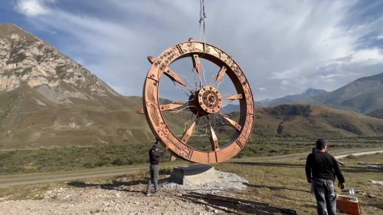 Арт-объект «Колесо Балсага», установленный в горах Северной Осетии, перенесли на новое место