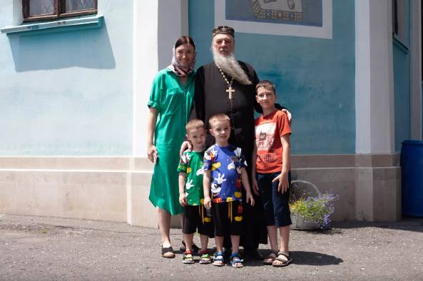 Протоиерей Сергий (Мальцев) с Элладой Саввиди и ее детьми
© Sputnik / Анна Кабисова