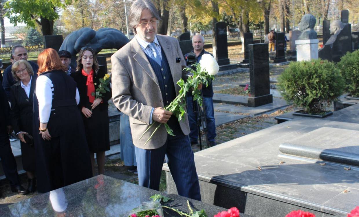 Сослан Варзиев у памятника Хаджисмелу Варзиеву (фото: alania.gov.ru)