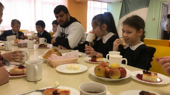 Хаджимурат Гацалов посоветовал школьникам не пасовать перед трудностями во время "завтрака с чемпионом"