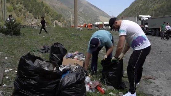 Более 500 мешков мусора собрали с обочин трассы в районе КПП "Верхний Ларс"