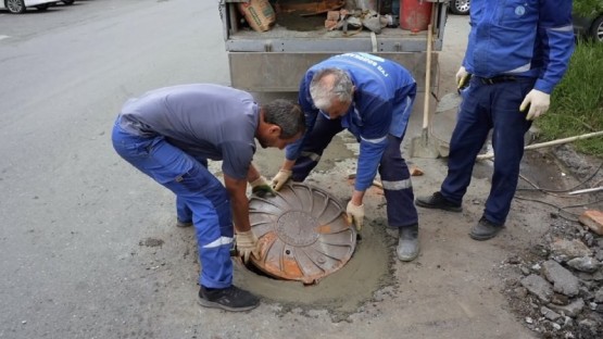 Водоканал устанавливает крышки на канализационные колодцы во Владикавказе