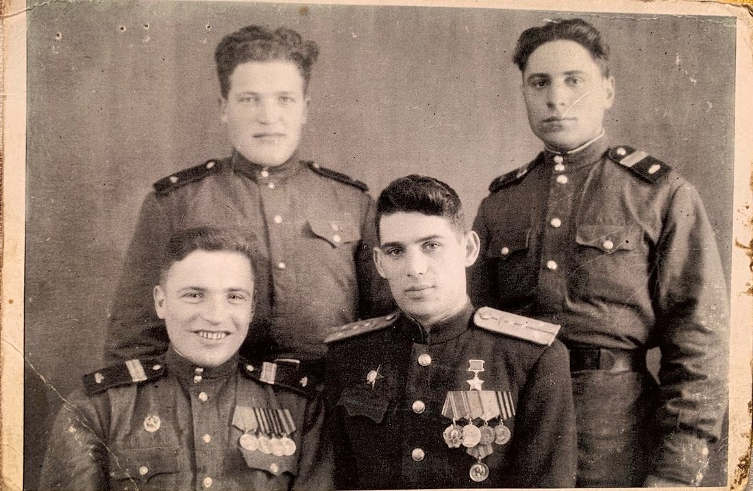 На фото: в правом нижнем углу Герой Советского Союза Александр Мнацаканов, над ним Иван Тимошкин.
