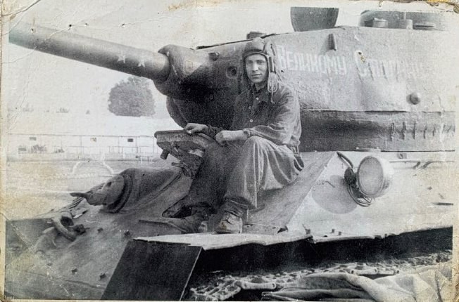 На фото Иван Тимошкин на фоне легендарного танка «Т-34».