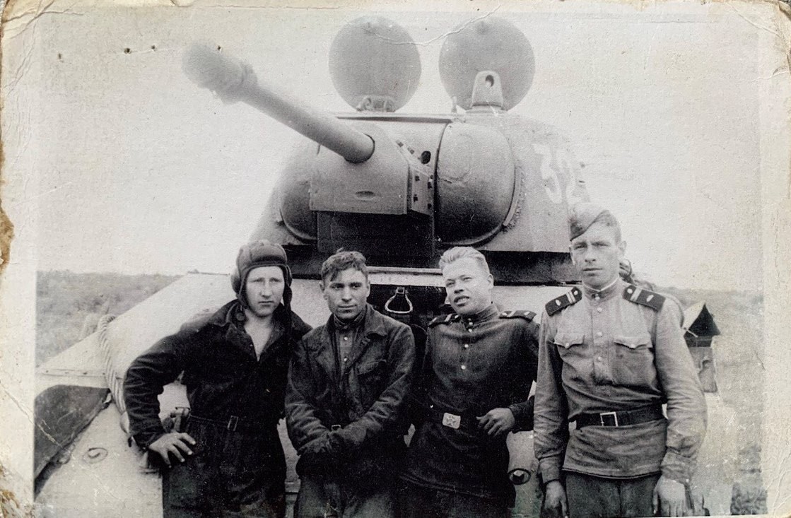 Юный танкист Иван Тимошкин (на фото слева второй)
