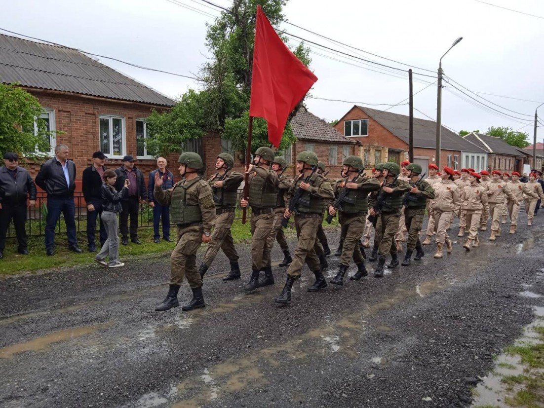 У дома ветерана Алексея Шевченко в Алагире прошел мини-парад // ОСнова