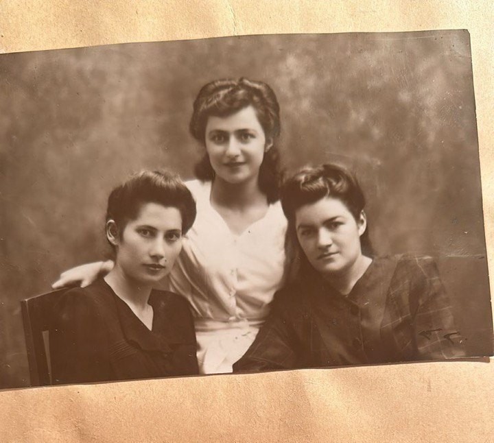 Студентка Раиса Бадоева,1946 год (справа). В центре ее подруга Фардыг, впоследствии ставшая женой летчика Героя СССР Коблова