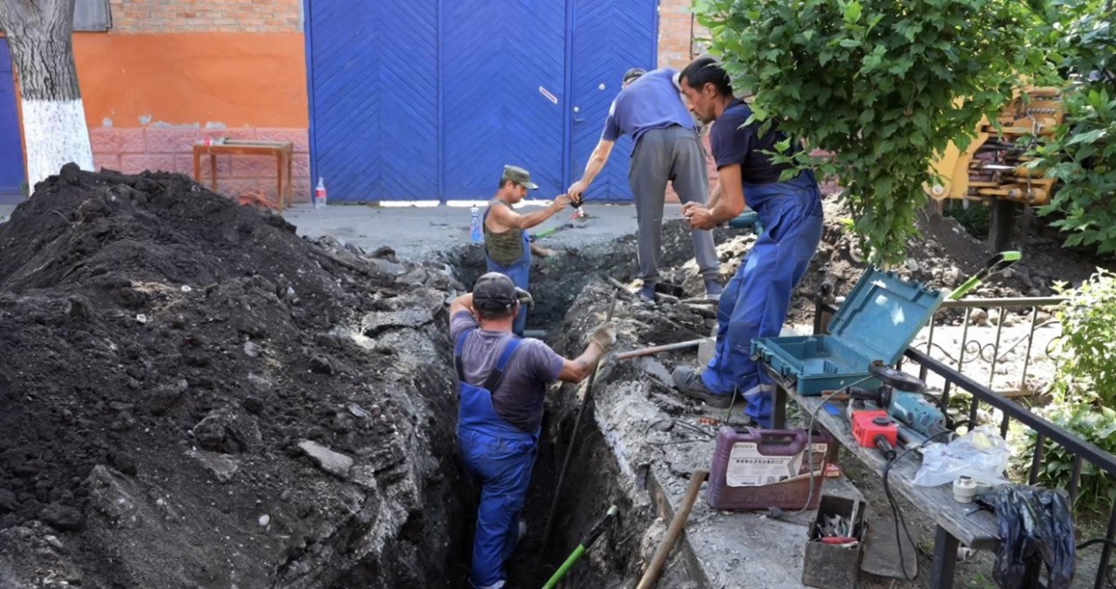 Водоканал подключает дома на ул. Хазнидонской к новому магистральному  водопроводу // ОСнова