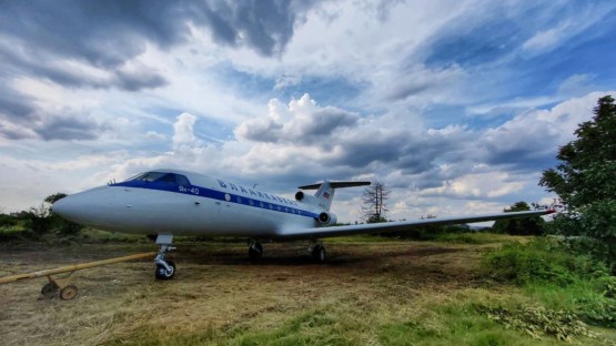 На въезде в аэропорт "Владикавказ" устанавливают инсталляцию – настоящий самолёт