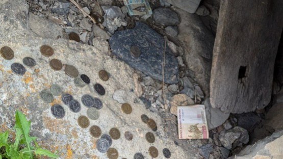 Туристы оставляют деньги в Даргавском некрополе, откупаясь от мертвых
