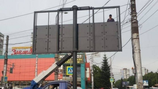 Мэрия вручила 300 черных меток. Во Владикавказе будут демонтированы устаревшие банерные конструкции