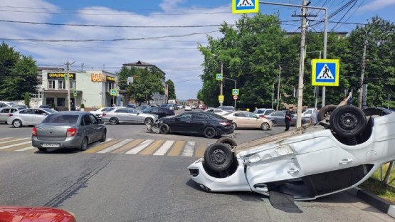 В ДТП на углу улиц Х.Мамсурова и Ардонской пострадал водитель перевернувшейся "Гранты"