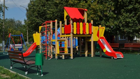 Во Владикавказе приступили к установке шести новых детских игровых площадок