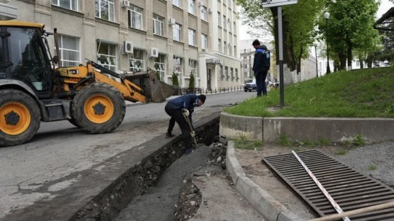 На пр. Мира приступили к укладке новых ливнеприемников