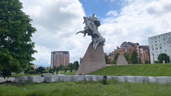 Во Владикавказе благоустраивают набережную Терека в районе памятника Исса Плиеву