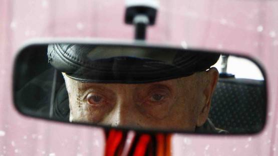 Хороший человек из Дур-Дура. Ветеран войны - водитель с полувековым стажем - впервые получил права в 96 лет