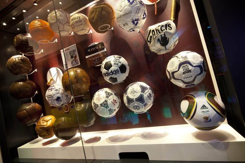 Памятное футбол. Национальный музей футбола Манчестер. Музей футбола в Лондоне. Музей футбола Престон. Музей футбольного мяча.