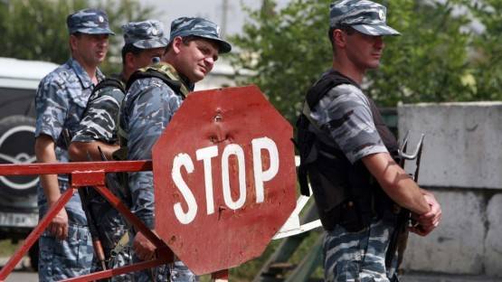 Жители Ингушетии устроили потасовку с полицейскими на Черменском посту в Северной Осетии