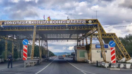 Драка у поста ДПС в Северной Осетии: автобус Грозный-Москва и легковой автомобиль не поделили дорогу