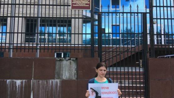 Жительница Моздока вышла на пикет к зданию следственного комитета. Она требует наказать полицейских, избивших её брата