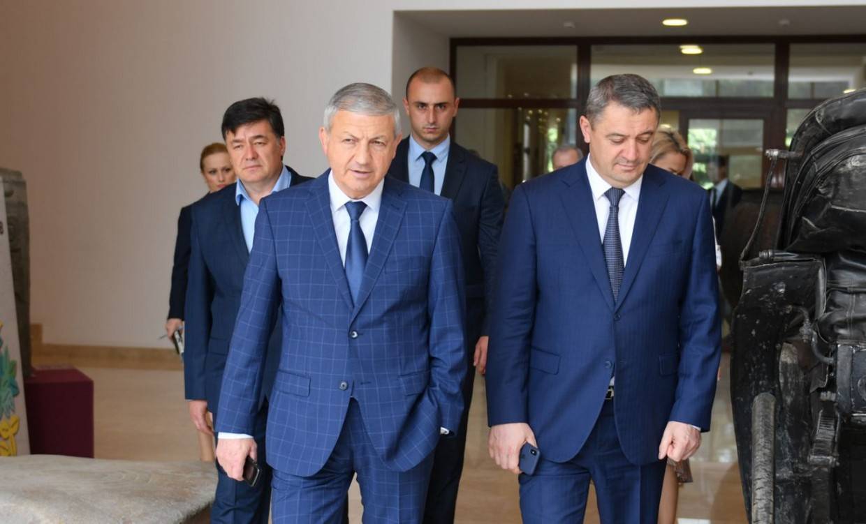 Русланбек Икаев (справа) и Вячеслав Битаров (фото: пресс-служба главы и правительства Северной Осетии)