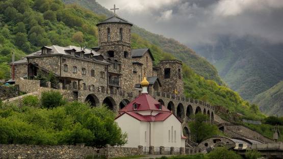 Ближе к Богу. Как живет мужской монастырь в горах Северной Осетии