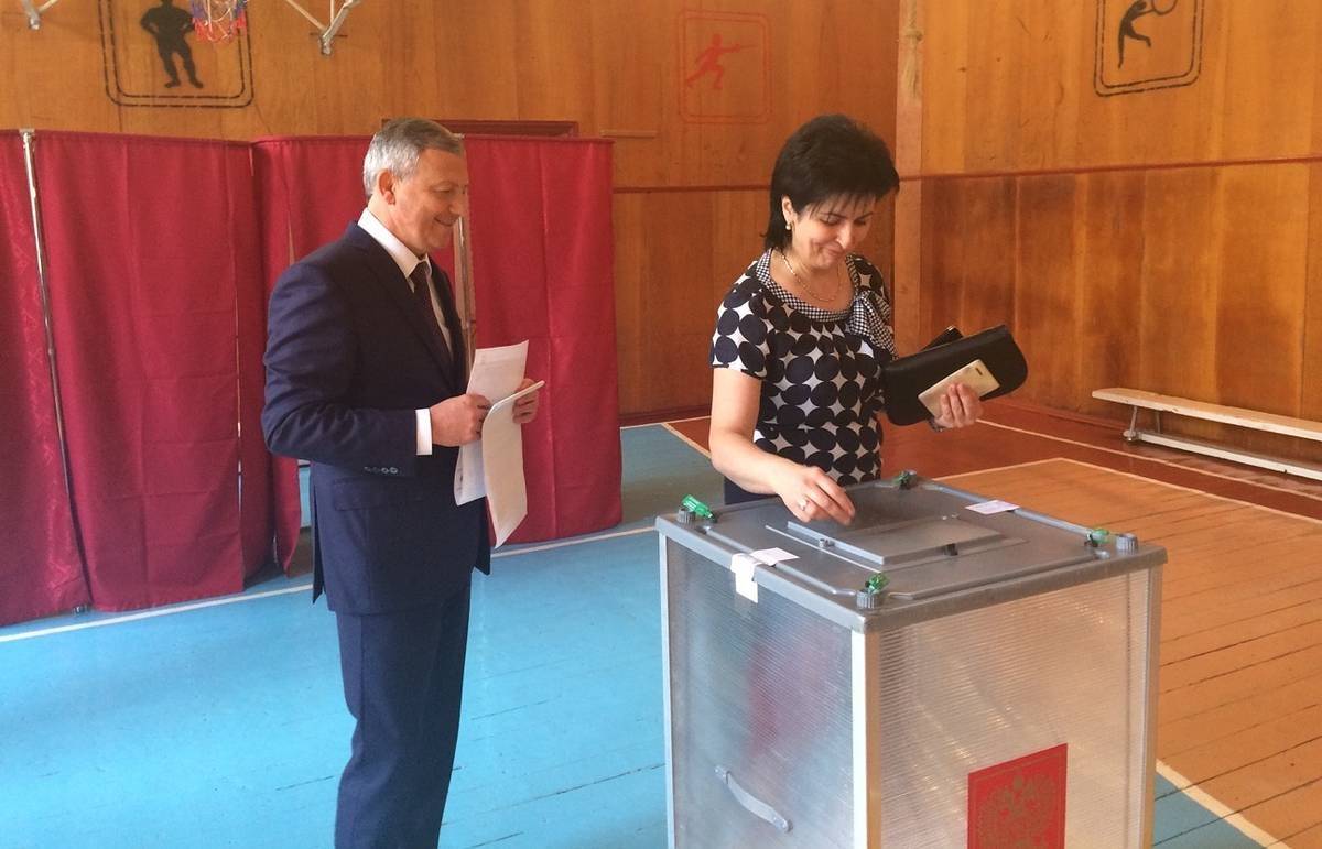 Явка на референдуме 2014. Жена Битарова Вячеслава фото.