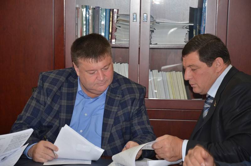 Ахсарбек Гулаев (слева) на рабочем месте (фото: парламент Северной Осетии)